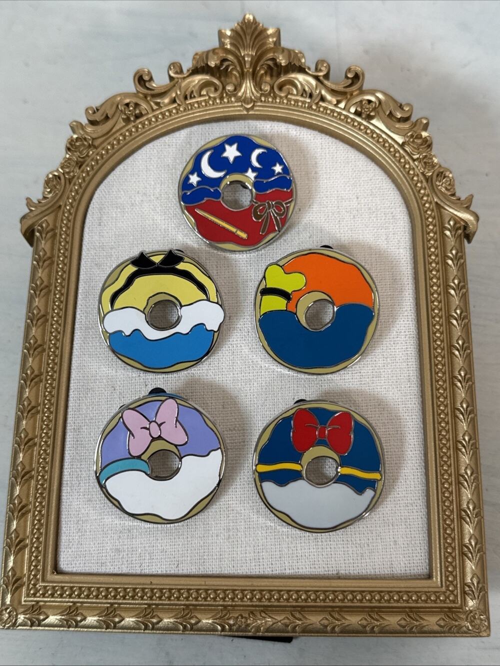 Disney Donuts Mystery Pin Set Of 5 Mickey, Goofy, Donald, Daisy And Alice